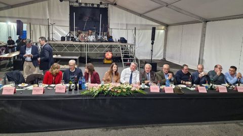 En la mesa presidencial se encontraban los responsables de la cooperativa y diversos representantes institucionales