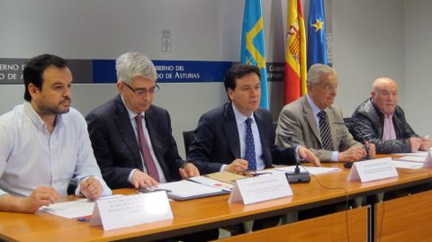El responsable regional del Metal, Construcci�n y Afines de UGT, Jenaro Mart�nez; el director general de Trabajo, Antonio Gonz�lez; el consejero de Econom�a, Francisco Blanco; el presidente de la CAC, Seraf�n Abilio Mart�nez; y el secretario regional de CCOO de la Construcci�n, Jerem�as dos Santos.El responsable regional del Metal, Construcci�n y Afines de UGT, Jenaro Mart�nez; el director general de Trabajo, Antonio Gonz�lez; el consejero de Econom�a, Francisco Blanco; el presidente de la CAC, Seraf�n Abilio Mart�nez; y el secretario regional de CCOO de la Construcci�n, Jerem�as dos Santos 
