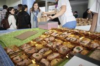Constenla dijo que Marta Fern�ndez elogi� el buen hacer culinario en A Estrada con el salm�n. 