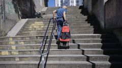 Rampa entre la avenida Camilo Jos� Cela y Elvi�a que crea problemas de movilidad a los residentes en el barrio de las Flores.