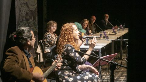 PRESENTACION DEL LIBRO IRMANDIAS, DE AURORA MARCO, EN RIANXO, EN EL ACTO MENSUAL DE BARBANTIA