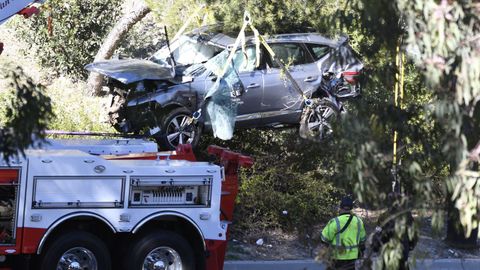 Traslado de los restos del coche de Tiger Woods