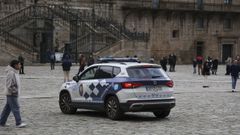 Un coche patrulla de la Polic�a Local atraviesa el Obradoiro