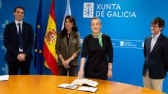 Imagen de la toma de posesión de María Deza, en presencia de la conselleira María Martínez Allegue y de su antecesor en el cargo, Francisco Menéndez (derecha)