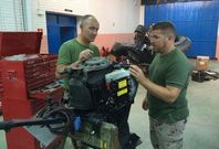 Distintos momentos del adiestramiento de los soldados que liderar� el comandante Alberto Salas -imagen superior derecha-. 