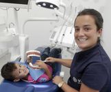 Bea Alfonso con un joven paciente de la nueva cl�nica. 