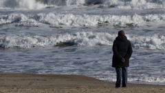 Una mujer contempla la playa en Valencia.