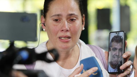 Ana, familiar de uno de los viajeros, atiende a los medios en Sevilla