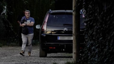 �scar Sanz, �nico investigado por la muerte de Esther L�pez, abandona el registro del chal� por parte de la Guardia Civil, que fue propiedad de la familia, y que se ha convertido en el centro de la investigaci�n