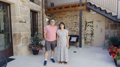 La pareja de emprendedores en el patio interior de los dos apartamentos