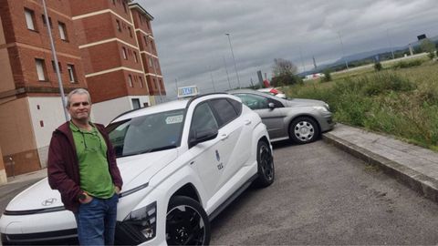 Julio Conejero Rodríguez junto a su coche