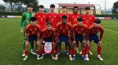 El juvenil del Celta Anxo Rodr�guez, a la izquierda, con el dorsal 16,� en su debut con la selecci�n espa�ola sub-19.