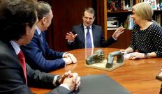 Imagen de la reuni�n que ayer mantuvieron en el Concello.