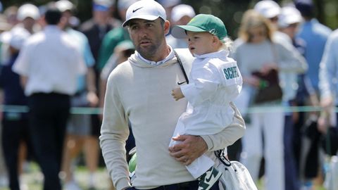 Scottie Scheffler, con su hijo Bennett durante el concurso de pares 3 este mi�rcoles.