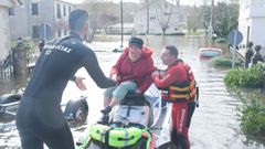 Rescatan de su casa en moto acutica a vecinos de Begonte