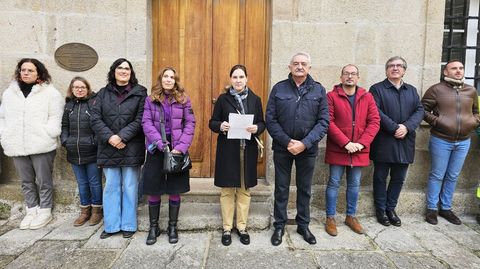 En el centro, Pamela Fernndez, la concejala de Igualdade de Chantada, en la concentracin frente al Ayuntamiento