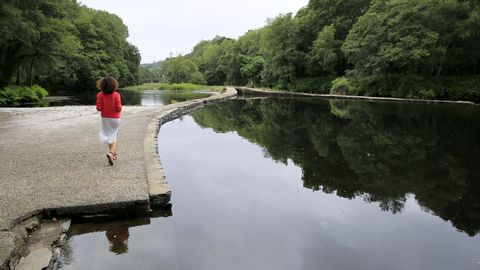 Club Fluvial de Begonte. Los vecinos del municipio y los socios pueden acceder gratis, mientras que los dems usuarios han de abonar 1,50 euros al da. Es un espacio especialmente cuidado que cuenta con un buen acceso de arena al agua, un cauce transparente y amplias zonas de sombra bajo las que disfrutar de una comida. Al lado hay adems pistas deportivas y un chiringuito que abre desde las 12 de la maana. 