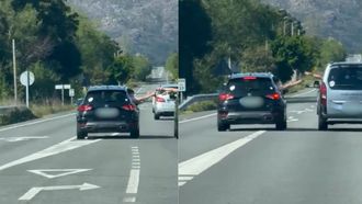 Momento en el que el acompa�ante de un veh�culo pasa la cerveza al conductor del otro en la AC-550