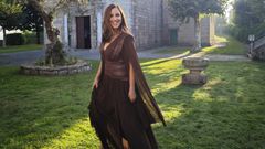 Lidiana Lobelos posa con una de las prendas que vende Vas Divina