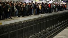 Diez de las 16 lneas de metro permanecieron totalmente paralizadas, cuatro funcionaron solo de forma parcial y el trfico del suburbano solo fue normal en las dos lneas que estn totalmente automatizadas