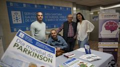 Voluntarios de Aodemper, ayer en la entrada del CHUO
