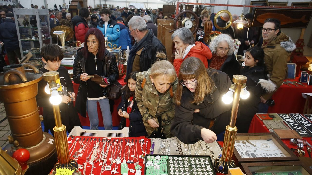 Arranca la Feira de Antigüidades e Artesanía de A Pontenova: «Hai de todo, decenas de miles de pezas»
