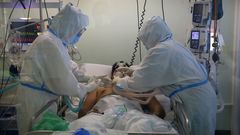 Un paciente, en la unidad de cuidados intensivos del Hospital Montecelo, en Pontevedra