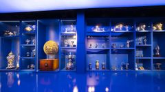 Muro de trofeos�de la Sala Azul del Museo del Deportivo.