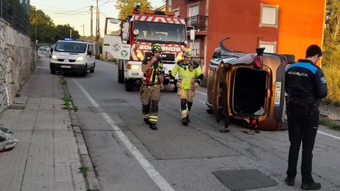 El coche quedó volcado sobre un lateral