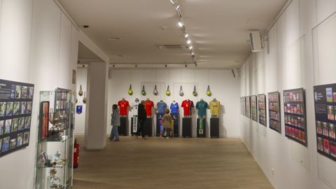 Vista de la exposici�n de medio siglo de f�tbol sala en Ferrol.