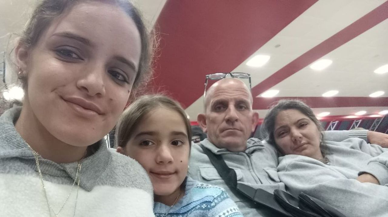 La primera y última foto en Galicia de un matrimonio cubano con dos niñas: «Mi mujer murió con 46 años nada más llegar. Estamos viviendo una película»