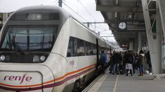 Viajeros entrando a un tren, en la estaci�n de Santiago.