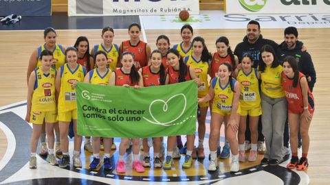 Las jugadoras de los clubes Sarria y Estudiantes de Lugo con los brazaletes de la AECC
