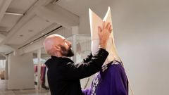 Filippo Sorcinelli ultimando detalles de un atuendo papal.