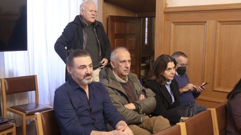 Xos� Manuel Dur�n (primero por la izquierda) y Jos� Antonio Seijas (de pie) defendieron, respectivamente, la postura de los vecinos contrarios a la propuesta del gobierno y la de los agentes sociales que s� esperaban que prosperase