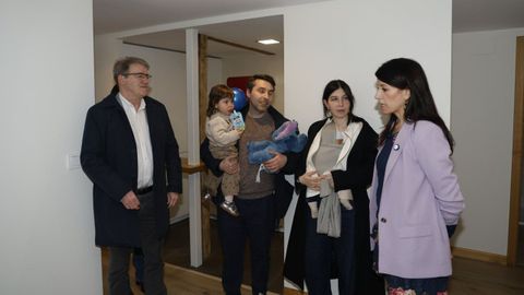 Beneficiarios del aval con la conselleira Allegue y el delegado de la Xunta en Ourense