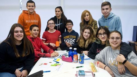 El IES Monte das Moas presenta dos equipos al programa CanSat de la ESA. En la imagen, con su profesora Conchi Fernndez (de pie, segunda por la derecha)