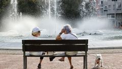 Mujeres descansando en una plaza de Lugo y refresc�ndose frente al calor.