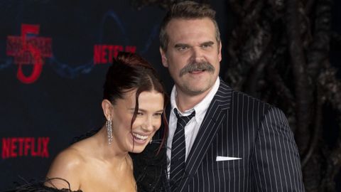 Millie Bobby Brown y David Harbour, en el preestreno de Stranger Things