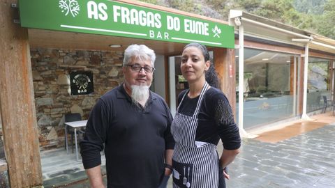 La pareja, delante del establecimiento, antiguo refugio de pescadores