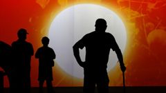 El eclipse de sol de ma&ntilde;ana d&iacute;a 12 sigue acaparando la atenci&oacute;n del p&uacute;blico en los stands donde se recrean escenas del fen&oacute;meno dentro de la Feria Internacional de Muestras de Asturias (FIDMA), este martes en Gij&oacute;n