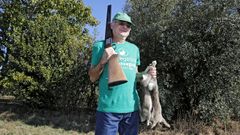 Repoblador y cazador. En el municipio de Barro, Jos� Manuel Monteagudo gestiona una granja de conejos para repoblar al tiempo que forma parte del tecor de caza local