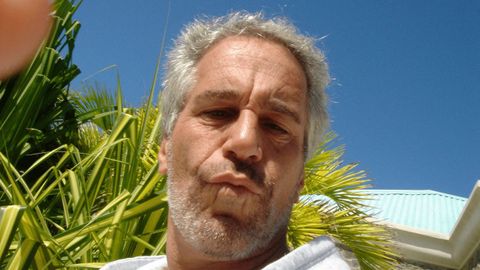 Imagen de Epstein entre los papeles divulgados por el Departamento de Justicia en diciembre.