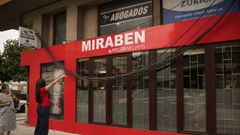 Cables en un edificio de Boiro que est�n desprendidos y a punto de caer a la acera