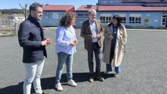 Delegado de la Xunta (tercero) y alcaldesa (cuarta), en el colegio de Bobor�s en el que se hicieron reformas.