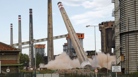 Voladura de la chimenea nmero 5 de las Bateras de Cok, construidas a partir de 1950 en Ensidesa, con la que se inicia la segunda fase de demoliciones para recuperar terrenos de la antigua siderurgia para uso industrial y logstico.