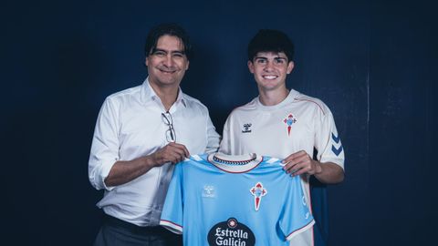 Anxo Rodr&iacute;guez, con el director de f&uacute;tbol del club, Marco Garc&eacute;s, tras renovar su contrato con el Celta hasta el 2030.
