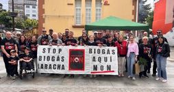 Integrantes de la plataforma vecinal Stop Biog�s en la feria dominical de Carballo.