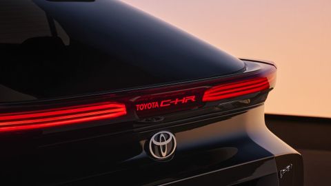 Toyota no renuncia a la moda de luces traseras de lado a lado.