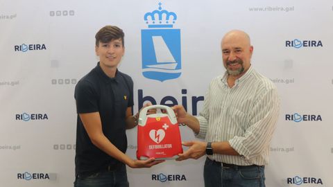 El alcalde de Ribeira, Lu�s P�rez Barral, y el concejal de Sanidade, Juan Luis Furones, con uno de los nuevos desfribiladores.